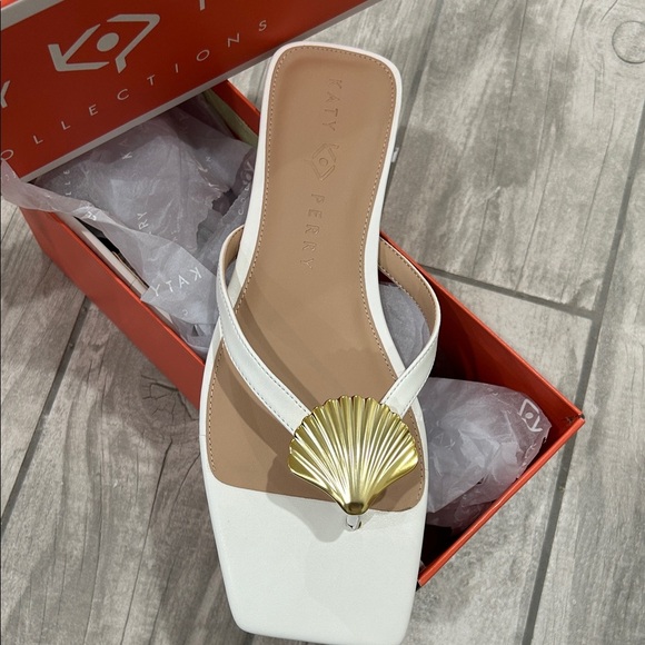 NWT-Katy Perry Collections The Camie Shell OpticWhite Sandals with Gold Shell - Picture 3 of 4